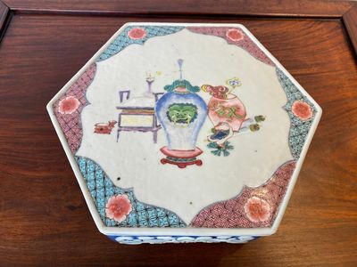 A rare Chinese famille rose hexagonal 'antiquities' stand, Yongzheng — 照片 2