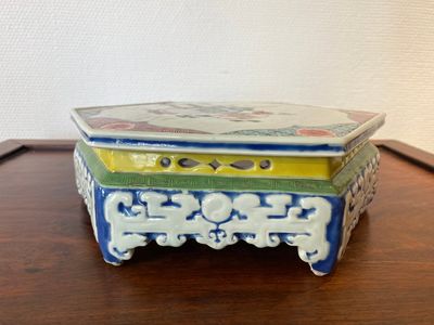 A rare Chinese famille rose hexagonal 'antiquities' stand, Yongzheng — 照片 3