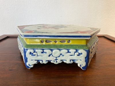 A rare Chinese famille rose hexagonal 'antiquities' stand, Yongzheng — 照片 4