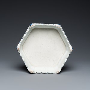 A rare Chinese famille rose hexagonal 'antiquities' stand, Yongzheng — 照片 4