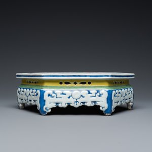 A rare Chinese famille rose hexagonal 'antiquities' stand, Yongzheng — 照片 5