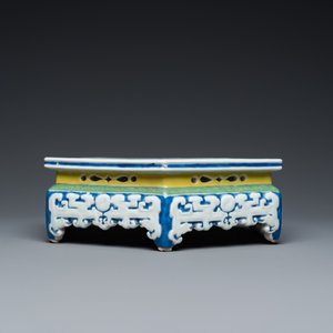 A rare Chinese famille rose hexagonal 'antiquities' stand, Yongzheng — 照片 6