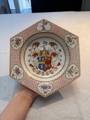 A rare Chinese famille rose hexagonal armorial soup plate with the arms of Jephson impaling Chase, Yongzheng, ca. 1735 — photo 1