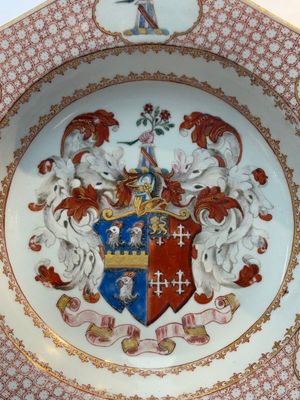 A rare Chinese famille rose hexagonal armorial soup plate with the arms of Jephson impaling Chase, Yongzheng, ca. 1735 — photo 2