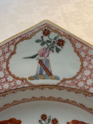 A rare Chinese famille rose hexagonal armorial soup plate with the arms of Jephson impaling Chase, Yongzheng, ca. 1735 — photo 3