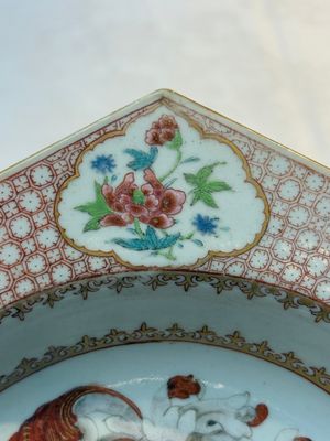 A rare Chinese famille rose hexagonal armorial soup plate with the arms of Jephson impaling Chase, Yongzheng, ca. 1735 — photo 4