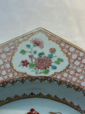 A rare Chinese famille rose hexagonal armorial soup plate with the arms of Jephson impaling Chase, Yongzheng, ca. 1735 — photo 5