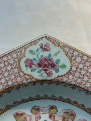 A rare Chinese famille rose hexagonal armorial soup plate with the arms of Jephson impaling Chase, Yongzheng, ca. 1735 — photo 6