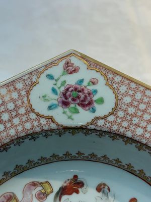 A rare Chinese famille rose hexagonal armorial soup plate with the arms of Jephson impaling Chase, Yongzheng, ca. 1735 — photo 7