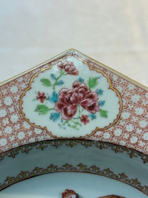 A rare Chinese famille rose hexagonal armorial soup plate with the arms of Jephson impaling Chase, Yongzheng, ca. 1735 — photo 8