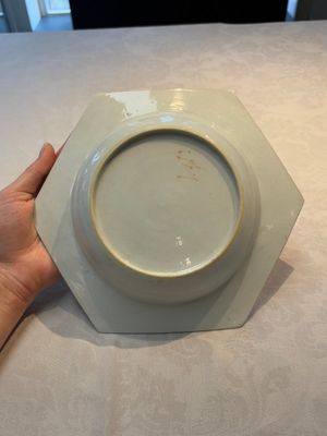 A rare Chinese famille rose hexagonal armorial soup plate with the arms of Jephson impaling Chase, Yongzheng, ca. 1735 — photo 9