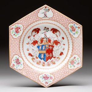 A rare Chinese famille rose hexagonal armorial soup plate with the arms of Jephson impaling Chase, Yongzheng, ca. 1735 — photo 1