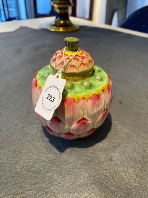A rare Chinese famille rose lotus-shaped jar and cover, Qianlong mark and possibly of the period — 照片 1