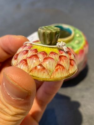 A rare Chinese famille rose lotus-shaped jar and cover, Qianlong mark and possibly of the period — 照片 5