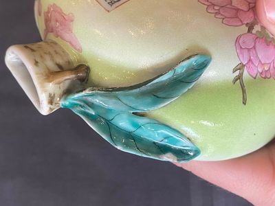 A rare Chinese famille rose peach-shaped wall pocket vase with inscription, 19th C. — photo 5