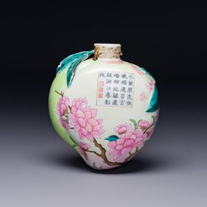 A rare Chinese famille rose peach-shaped wall pocket vase with inscription, 19th C. — photo 1