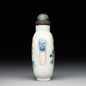 A rare Chinese famille rose 'Pekinese' snuff bottle, Shen De Tang Zhi 慎德堂製 mark, Daoguang — photo 2