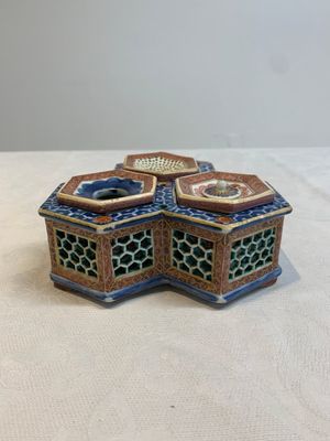 A rare Chinese famille rose reticulated hexagonal inkwell, Qianlong — photo 2