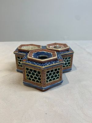 A rare Chinese famille rose reticulated hexagonal inkwell, Qianlong — photo 7