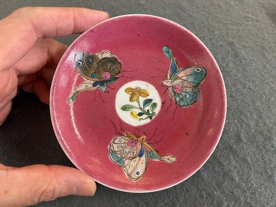 A rare Chinese famille rose ruby-ground 'three butterflies' saucer, Yongzheng — photo 1