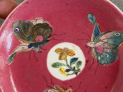 A rare Chinese famille rose ruby-ground 'three butterflies' saucer, Yongzheng — photo 2
