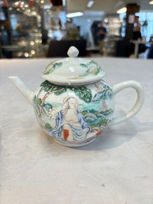 A rare Chinese famille rose teapot with an erotic depiction of a European lady, Yongzheng — photo 1