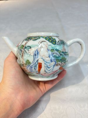A rare Chinese famille rose teapot with an erotic depiction of a European lady, Yongzheng — photo 2