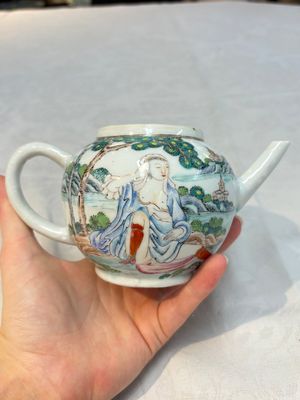 A rare Chinese famille rose teapot with an erotic depiction of a European lady, Yongzheng — photo 4