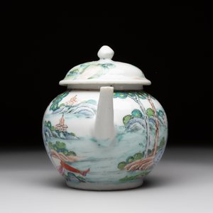 A rare Chinese famille rose teapot with an erotic depiction of a European lady, Yongzheng — photo 4