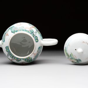 A rare Chinese famille rose teapot with an erotic depiction of a European lady, Yongzheng — photo 5