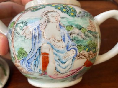 A rare Chinese famille rose teapot with an erotical depiction of a European lady, Yongzheng — 照片 10