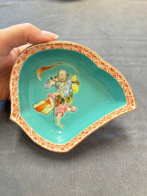 A rare Chinese famille rose turquoise-ground nine-piece 'butterfly' sweetmeat set with immortals, Guangxu mark and of the period — photo 5