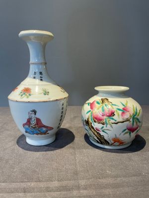 A rare Chinese famille rose 'Wu Shuang Pu' vase and a 'nine peaches' jar, Guangxu mark, 19th C. — foto 2