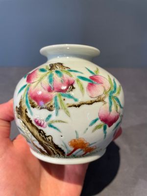 A rare Chinese famille rose 'Wu Shuang Pu' vase and a 'nine peaches' jar, Guangxu mark, 19th C. — foto 3