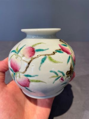 A rare Chinese famille rose 'Wu Shuang Pu' vase and a 'nine peaches' jar, Guangxu mark, 19th C. — foto 4