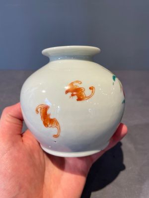 A rare Chinese famille rose 'Wu Shuang Pu' vase and a 'nine peaches' jar, Guangxu mark, 19th C. — foto 5