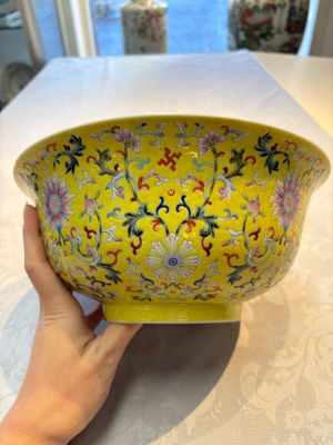 A rare Chinese famille rose yellow-ground bowl from the imperial workshops, Jiang Shi Qian Ju 蔣氏籤具 mark, Republic — photo 2