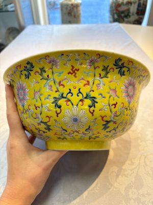 A rare Chinese famille rose yellow-ground bowl from the imperial workshops, Jiang Shi Qian Ju 蔣氏籤具 mark, Republic — photo 4