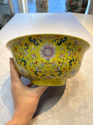 A rare Chinese famille rose yellow-ground bowl from the imperial workshops, Jiang Shi Qian Ju 蔣氏籤具 mark, Republic — photo 5