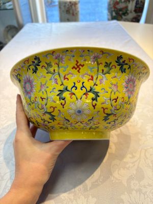 A rare Chinese famille rose yellow-ground bowl from the imperial workshops, Jiang Shi Qian Ju 蔣氏籤具 mark, Republic — photo 6