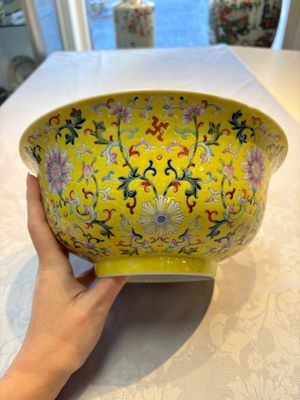 A rare Chinese famille rose yellow-ground bowl from the imperial workshops, Jiang Shi Qian Ju 蔣氏籤具 mark, Republic — photo 8