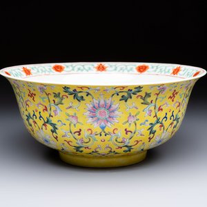 A rare Chinese famille rose yellow-ground bowl from the imperial workshops, Jiang Shi Qian Ju 蔣氏籤具 mark, Republic — photo 1