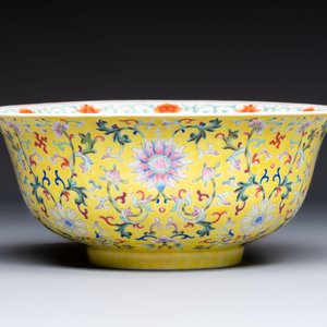 A rare Chinese famille rose yellow-ground bowl from the imperial workshops, Jiang Shi Qian Ju 蔣氏籤具 mark, Republic — photo 2