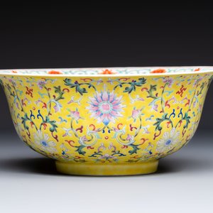 A rare Chinese famille rose yellow-ground bowl from the imperial workshops, Jiang Shi Qian Ju 蔣氏籤具 mark, Republic — photo 3
