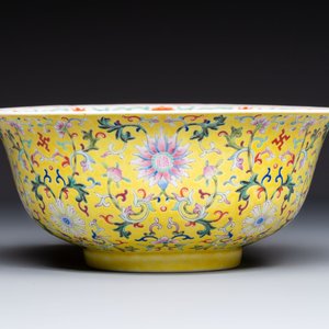 A rare Chinese famille rose yellow-ground bowl from the imperial workshops, Jiang Shi Qian Ju 蔣氏籤具 mark, Republic — photo 4