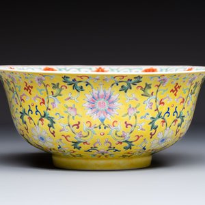 A rare Chinese famille rose yellow-ground bowl from the imperial workshops, Jiang Shi Qian Ju 蔣氏籤具 mark, Republic — photo 5