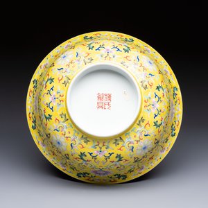 A rare Chinese famille rose yellow-ground bowl from the imperial workshops, Jiang Shi Qian Ju 蔣氏籤具 mark, Republic — photo 7