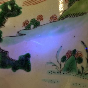 A rare Chinese famille verte café au lait ground landscape dish, Kangxi — 照片 10