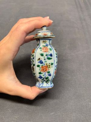 A rare Chinese famille verte garniture of five miniature vases with floral design, Kangxi — photo 15