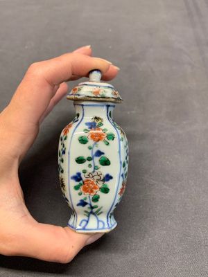 A rare Chinese famille verte garniture of five miniature vases with floral design, Kangxi — photo 17